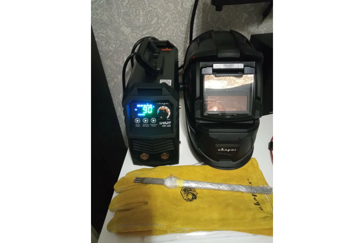 Сварочный инвертор Сварог ARC 200 REAL SMART Z28303 Black маска+краги 97886
